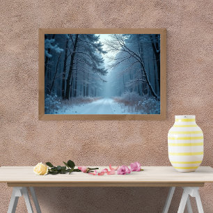 Póster Un camino sereno a través de un bosque nevado