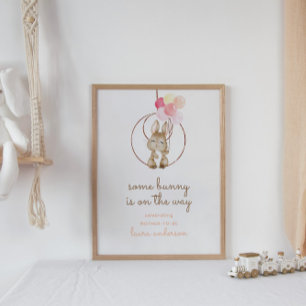 Póster Un conejo pequeño, un conejo está en camino de la 