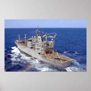 Póster Un helicóptero despeja la cubierta de vuelo