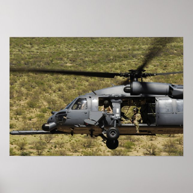 Póster Un HH-60 Pave Hawk vuela sobre el desierto (Frente)
