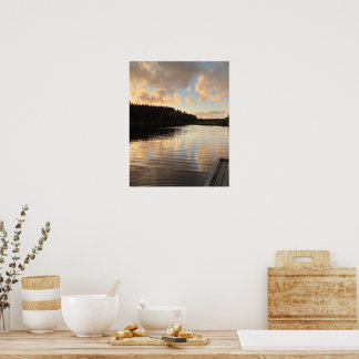 Póster Un lago al atardecer reflejando el cielo