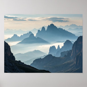 Póster Un mar de niebla: majestuosas montañas al amanecer