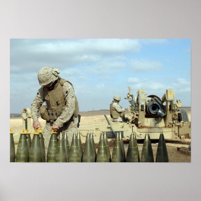 Póster Un marine de los Estados Unidos prepara proyectile (Frente)