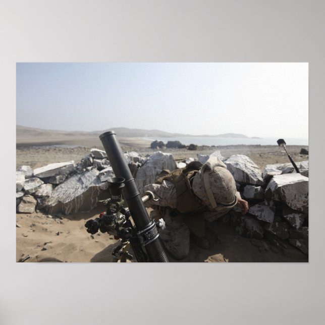 Póster Un marine estadounidense dispara un mortero en Sal (Frente)