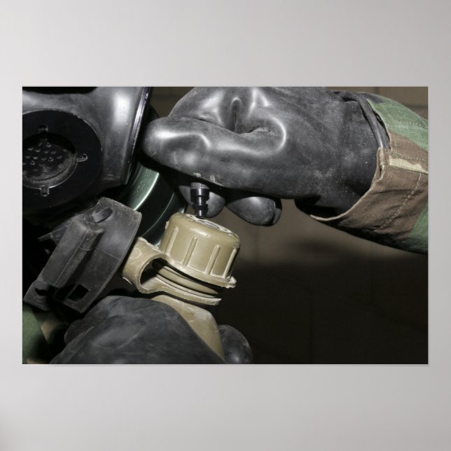 Póster Un marine inserta un tubo de bebida en su cante (Frente)