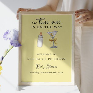 Póster Un martinis de fondo amarillo Tini Baby Shower