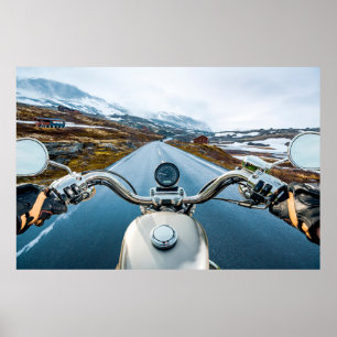 Póster Un motociclista recorre una carretera resbaladiza