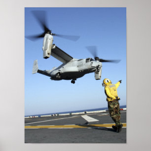 Póster Un MV-22 Osprey lanza desde el USS Nassau