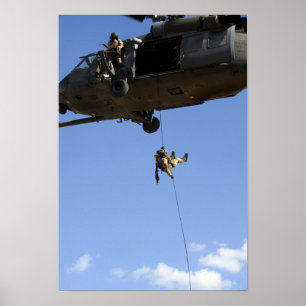 Póster Un pararescueman rappels de un HH-60