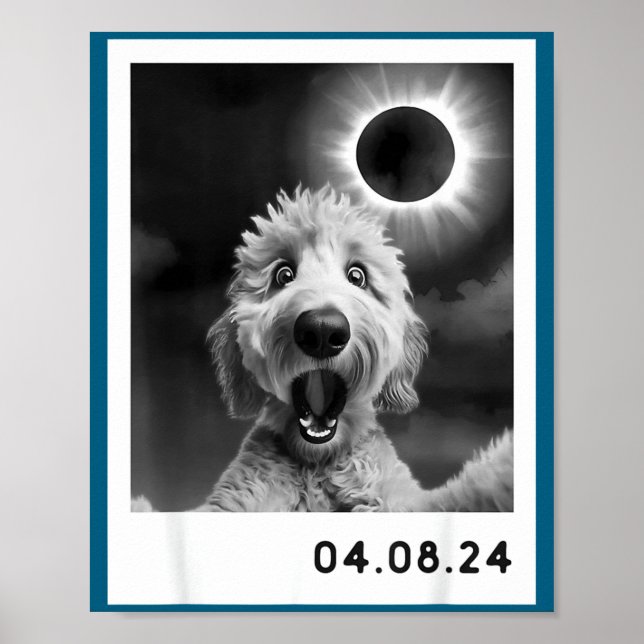 Póster Un perro Goldendoodle de totalidad de eclipse sola (Frente)