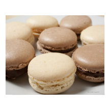Un plato de macarones de chocolate y vainilla, el