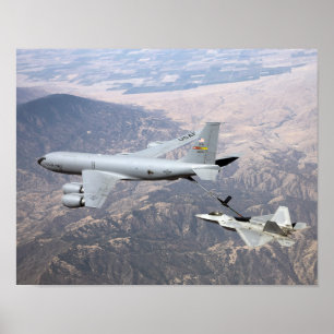Póster Un rapaz F-22 recibe el combustible de un KC-135