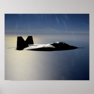 Póster Un rapaz F/A-22 vuela una misión de entrenamiento