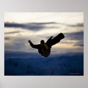 Póster Un snowboarder de sexo masculino hace un salto