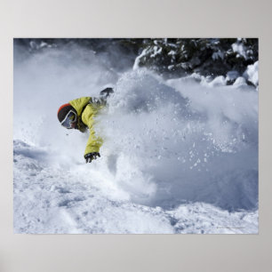 Póster Un snowboarder rasga vueltas untracked del polvo