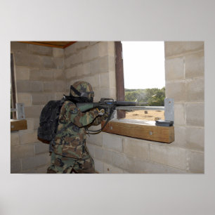 Póster Un soldado actúa como fuerza de oposición