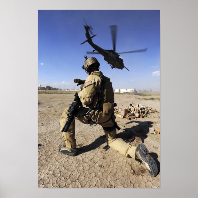 Póster Un soldado conduce la seguridad de un HH-60 (Frente)