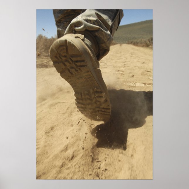 Póster Un soldado estadounidense camina por un camino de  (Frente)