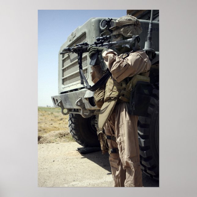 Póster Un soldado proporciona seguridad a los marines (Frente)