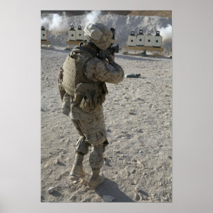 Póster Un soldado se involucra con su objetivo en un ranc