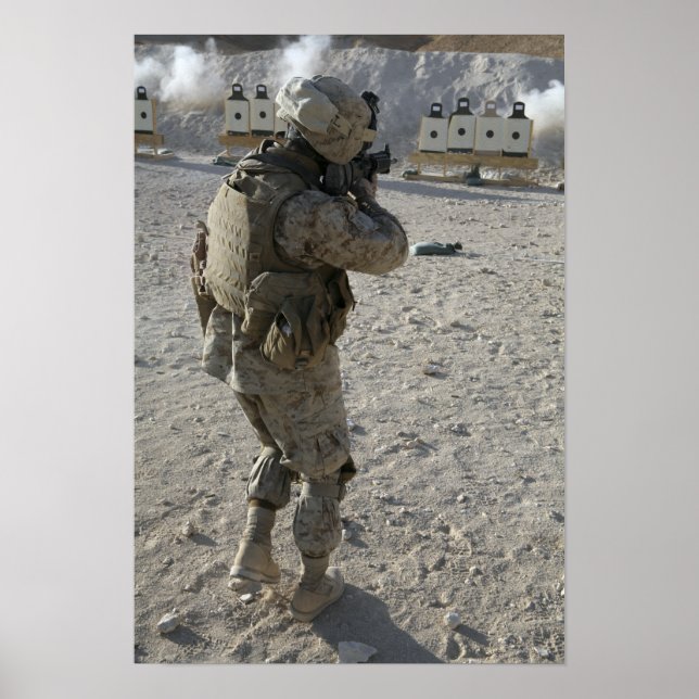 Póster Un soldado se involucra con su objetivo en un ranc (Frente)