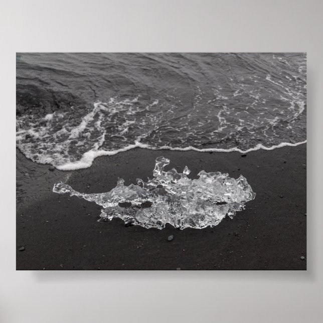 Póster Un trozo de hielo en la playa de diamantes (Frente)