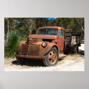 Póster Un viejo camión rusto abandonado en Australia.
