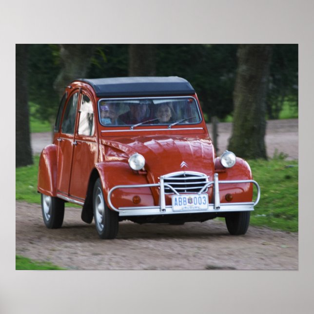 Póster Un viejo coche rojo Citroen 2CV con una mujer sonr (Frente)