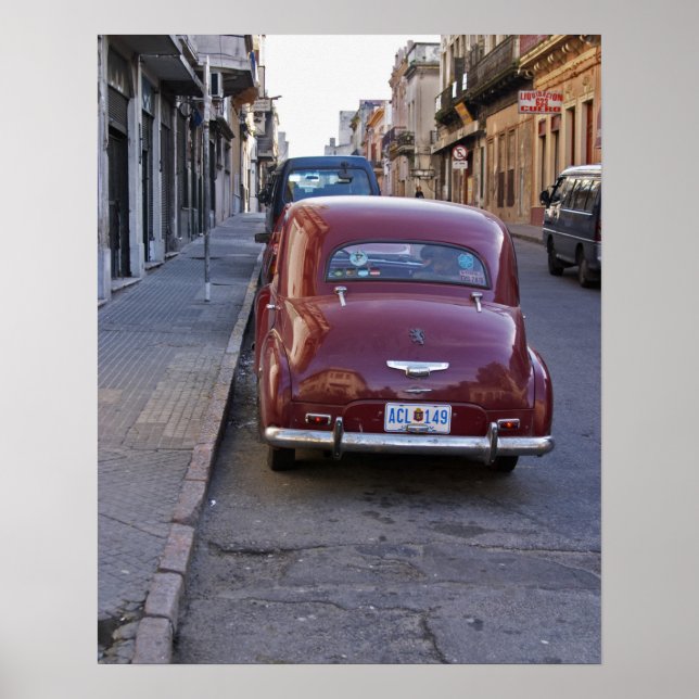 Póster Un viejo y clásico auto Peugeot rojo estacionado e (Frente)