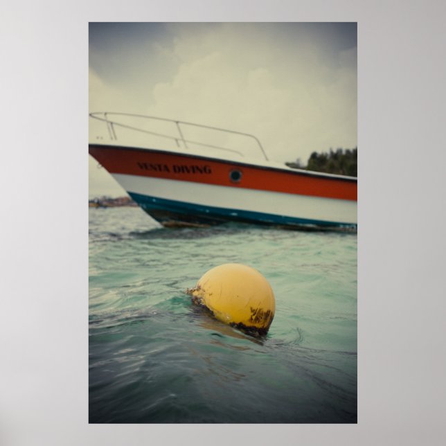 Póster Una boya y un bote en el agua (Frente)