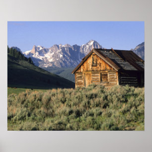 Póster Una cabaña de troncos y las montañas Sawtooth en