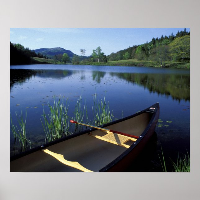 Póster Una canoa descansa en la orilla de Little Long Pon (Frente)