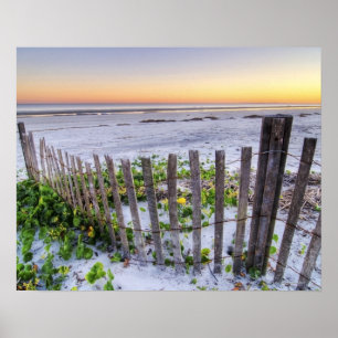 Póster Una cerca de la playa en la puesta del sol