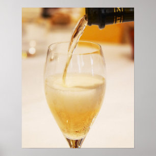 Póster Una copa de champagne siendo llenada con Gosset