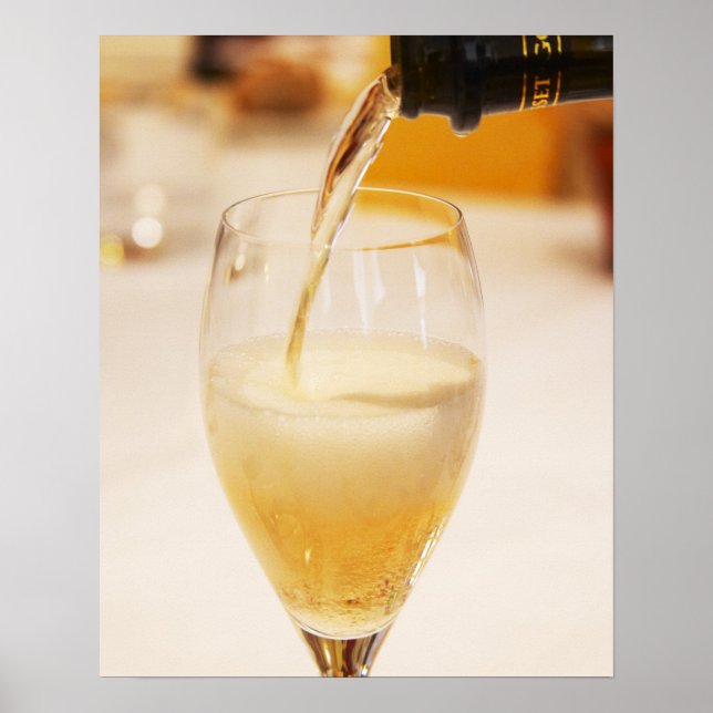 Póster Una copa de champagne siendo llenada con Gosset (Frente)