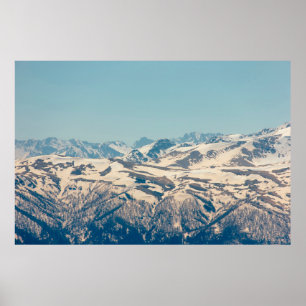 Póster Una cordillera con nieve descongelante y hielo en 