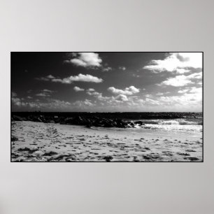 Póster Una escena blanco y negro de la playa