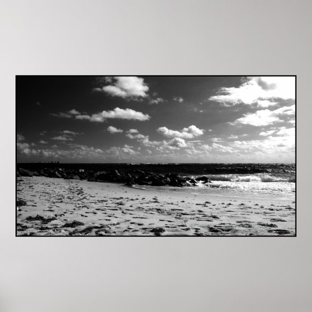 Póster Una escena de playa en blanco y negro (Frente)
