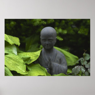 Póster Una estatua de Buda en un jardín de la meditación