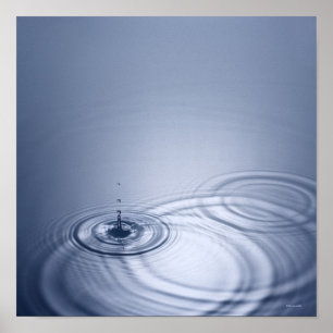 Póster Una gota de agua cayendo en calma