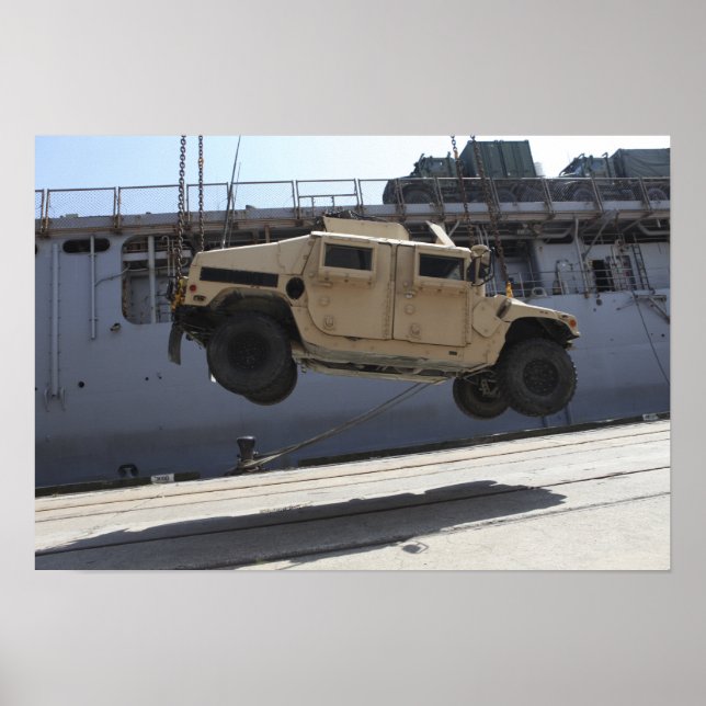 Póster Una grúa levanta una Humvee M998 (Frente)