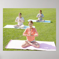 Una joven haciendo yoga