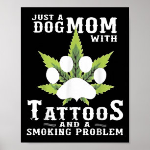Póster Una Madre Perra Con Tatuajes Y Un Problema De Fuma