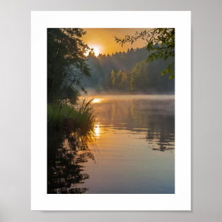 Póster Una mañana brumosa en un lago tranquilo