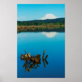 Póster Una montaña se asoma sobre un seto