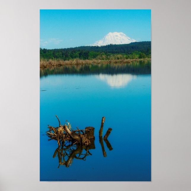 Póster Una montaña se asoma sobre un seto (Frente)