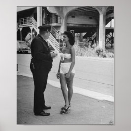 Póster Una mujer en un traje de baño recibiendo un boleto