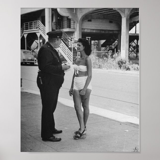 Póster Una mujer en un traje de baño recibiendo un boleto (Frente)