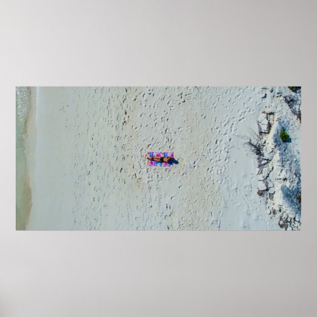 Póster Una persona tomando el sol en la playa (Frente)