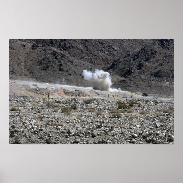 Póster Una ronda de un lanzamisiles pequeño AT-4 (Frente)